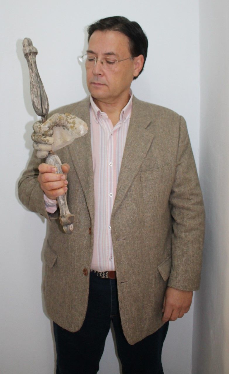virgen reina mano